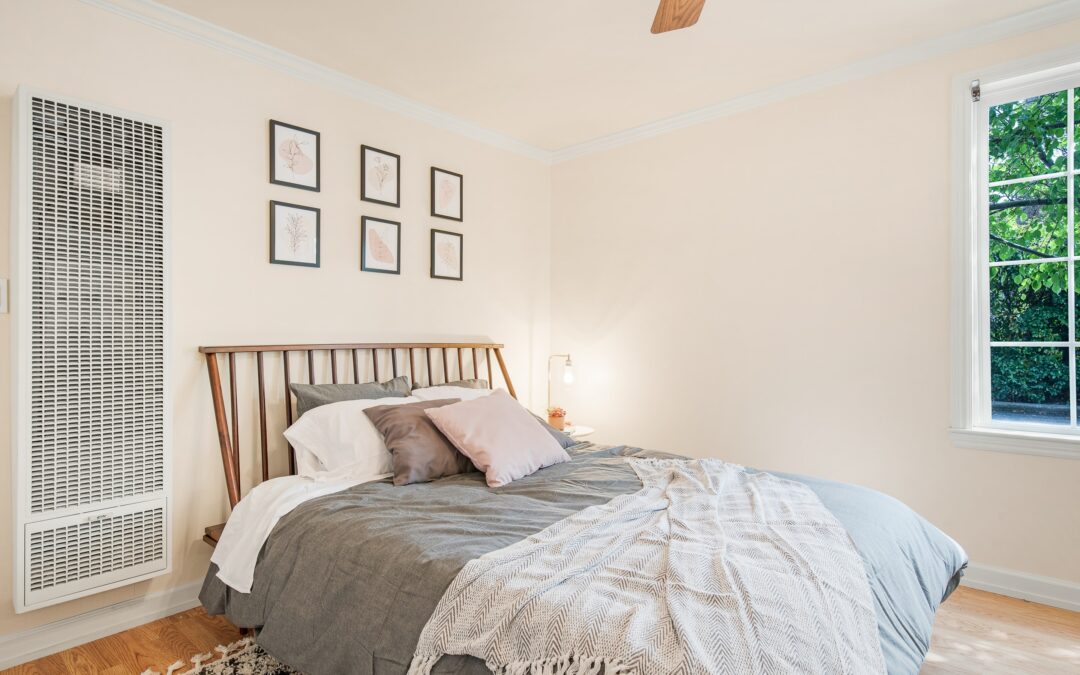 Jak modnie pościelić łóżko w małej sypialni?